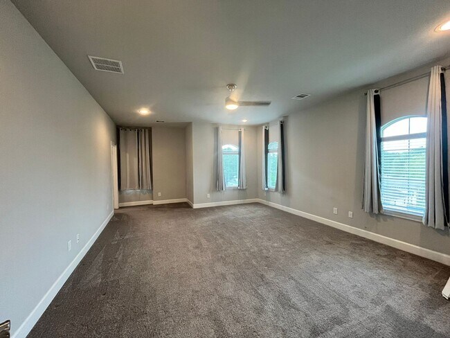 Foto del edificio - Stunning 3-story, 3 bedroom, 3.5 baths!! M...