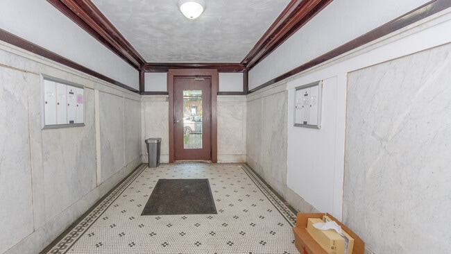Building Photo - 5121 S Ingleside Ave