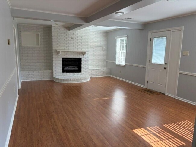 Foto del edificio - 392 Mineral Rd