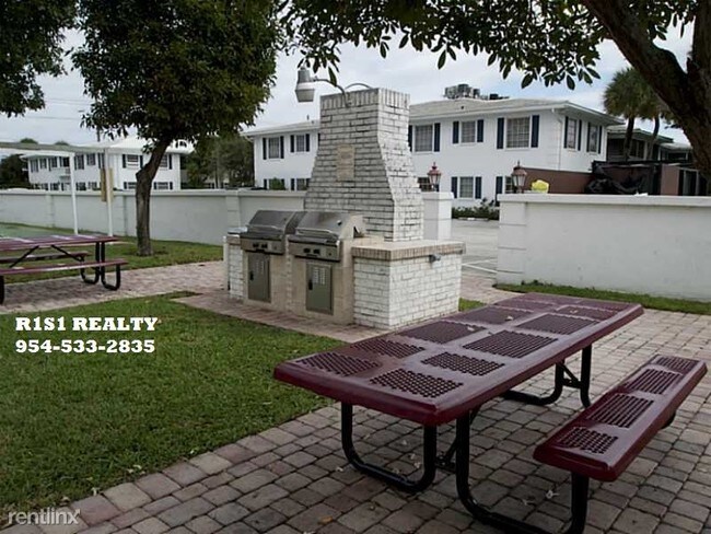 1 br, 1.5 bath Condo - 2200 NE 66th St xxx - 4