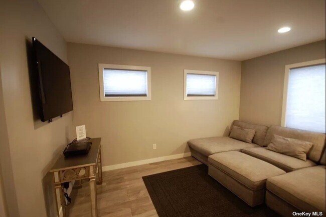 Building Photo - 36 Cayuga St