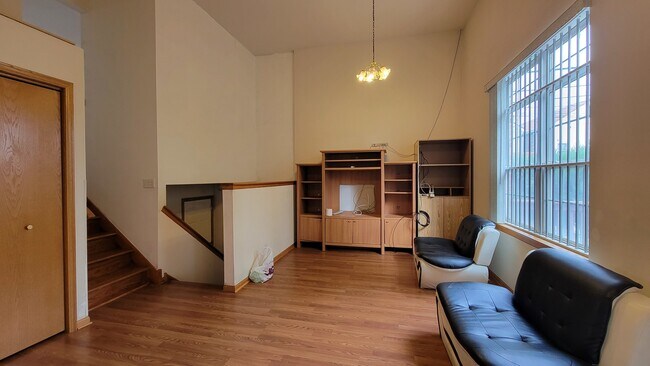Building Photo - 1342 W 31st Pl