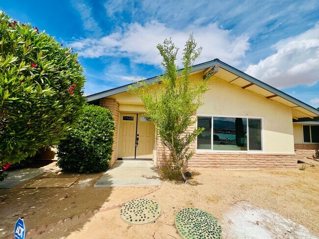 Foto del edificio - Scenic Hillside Living – Spacious 3 Bed, 2 Bath with Sweeping Views