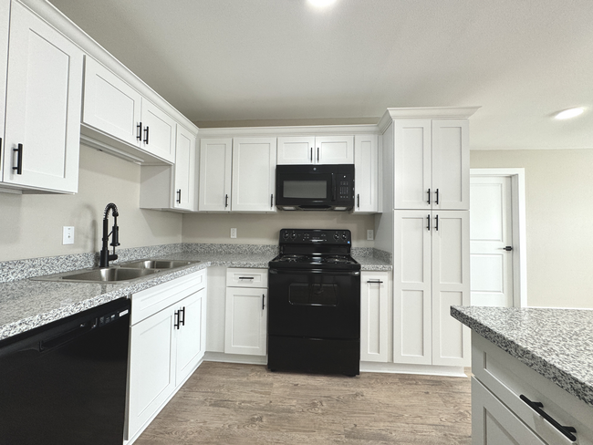 KITCHEN - Hidden Pointe Apartments