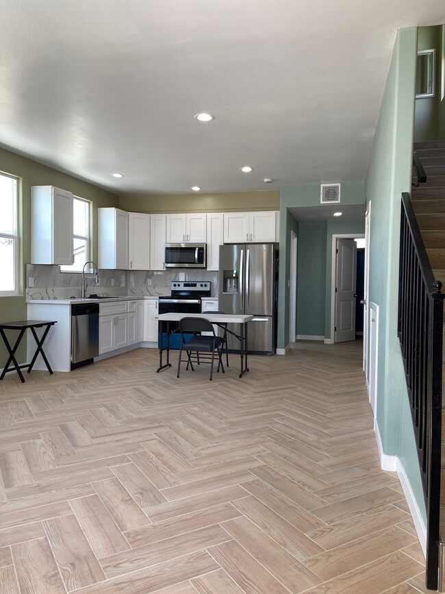 Building Photo - 8708 Friant St