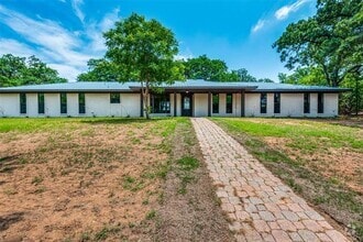 Building Photo - 2215 Lake Sharon Dr
