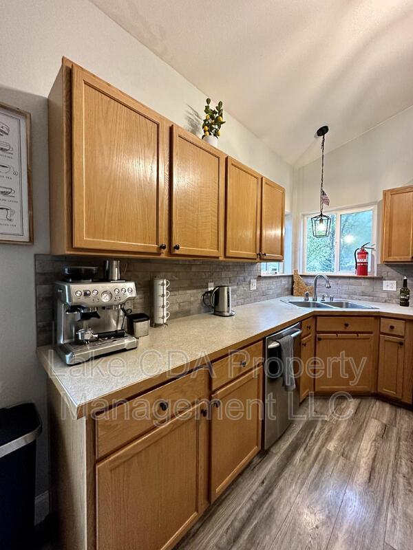 Building Photo - 2093 E Greenleaf Ln