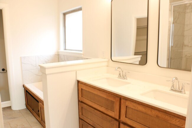 Building Photo - Brand New Home in Shawnee!