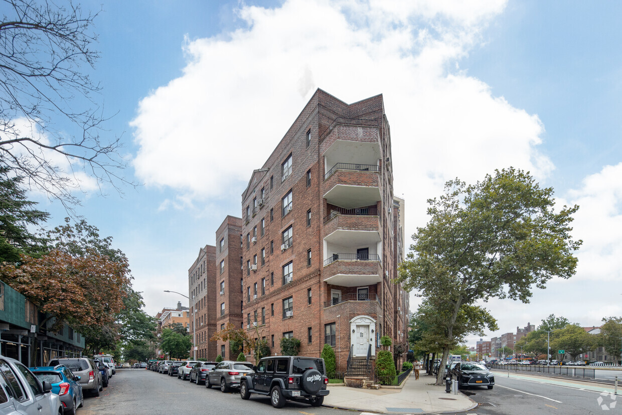 Foto principal - 10915 Queens Blvd