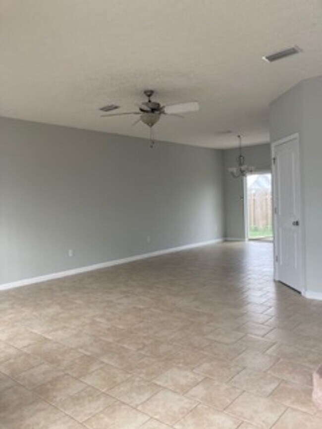 Foto del edificio - Charming 3 BR/2.5 bath  in a quiet, well-kept neighborhood. Convenient to schools, Tyndall AFB, s...