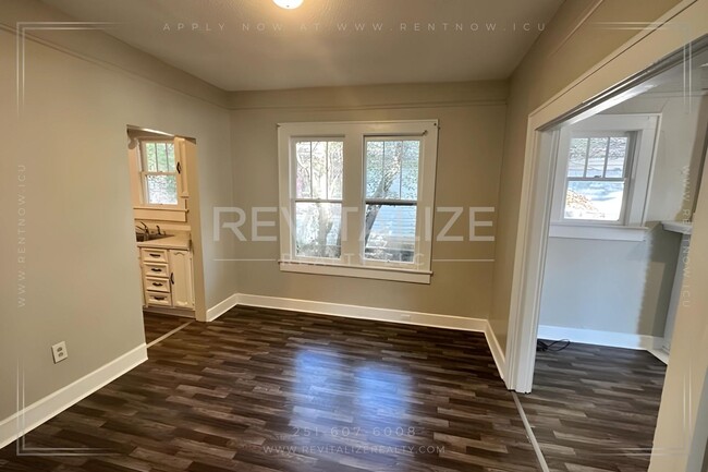 Building Photo - Beautiful Renovated 3 Bedroom/2 Bathroom H...