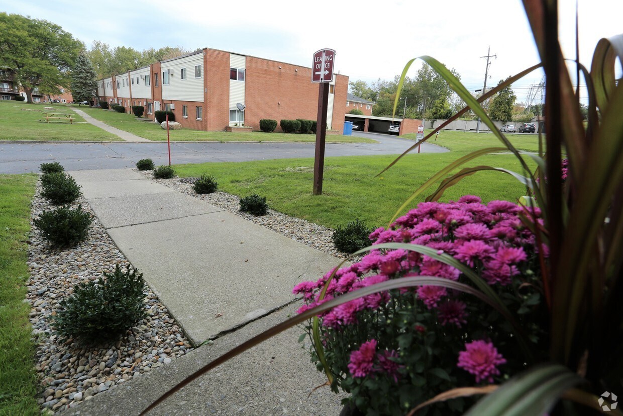 Queensdale Apartments 7191 Mentor Ave Mentor, OH