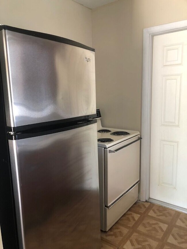 Foto del edificio - 3 Bed 1 Bath Home | Single Car Garage and Carport | Pet Friendly | Washer Dryer Hook Ups | Sectio...