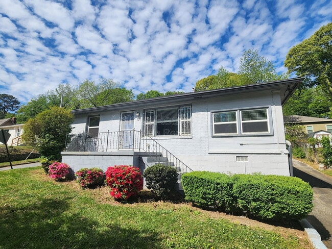 Photo - 120 Burbank Dr NW House