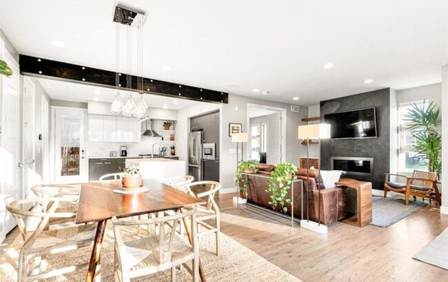 Foto del edificio - Beautiful 4 bedroom 3 bathroom property in Jefferson Park Denver