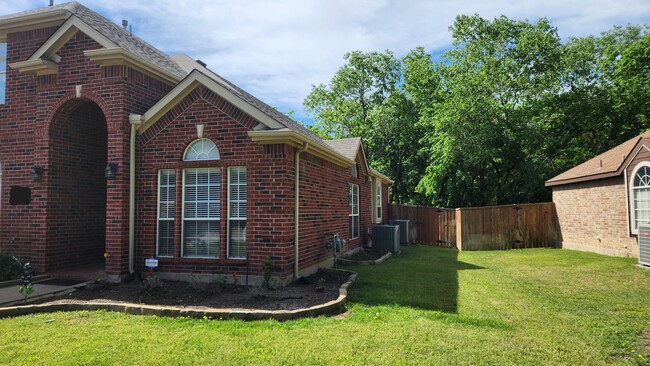 Exterior - Side Yard W - 420 Misty Ln