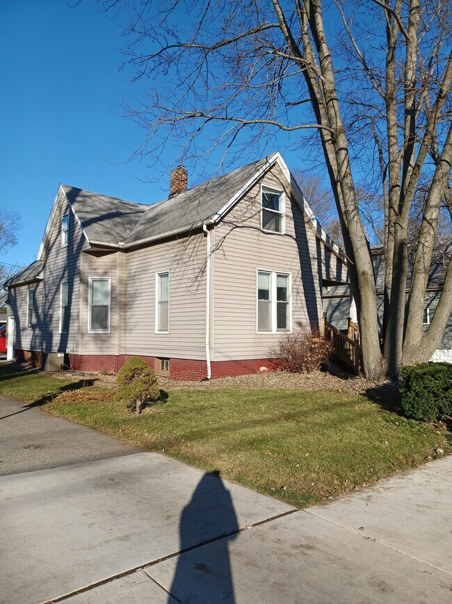 Building Photo - 815 W Oakland Ave