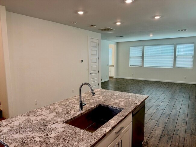 Foto del edificio - Beautiful 4BR Home in McQueen Landing