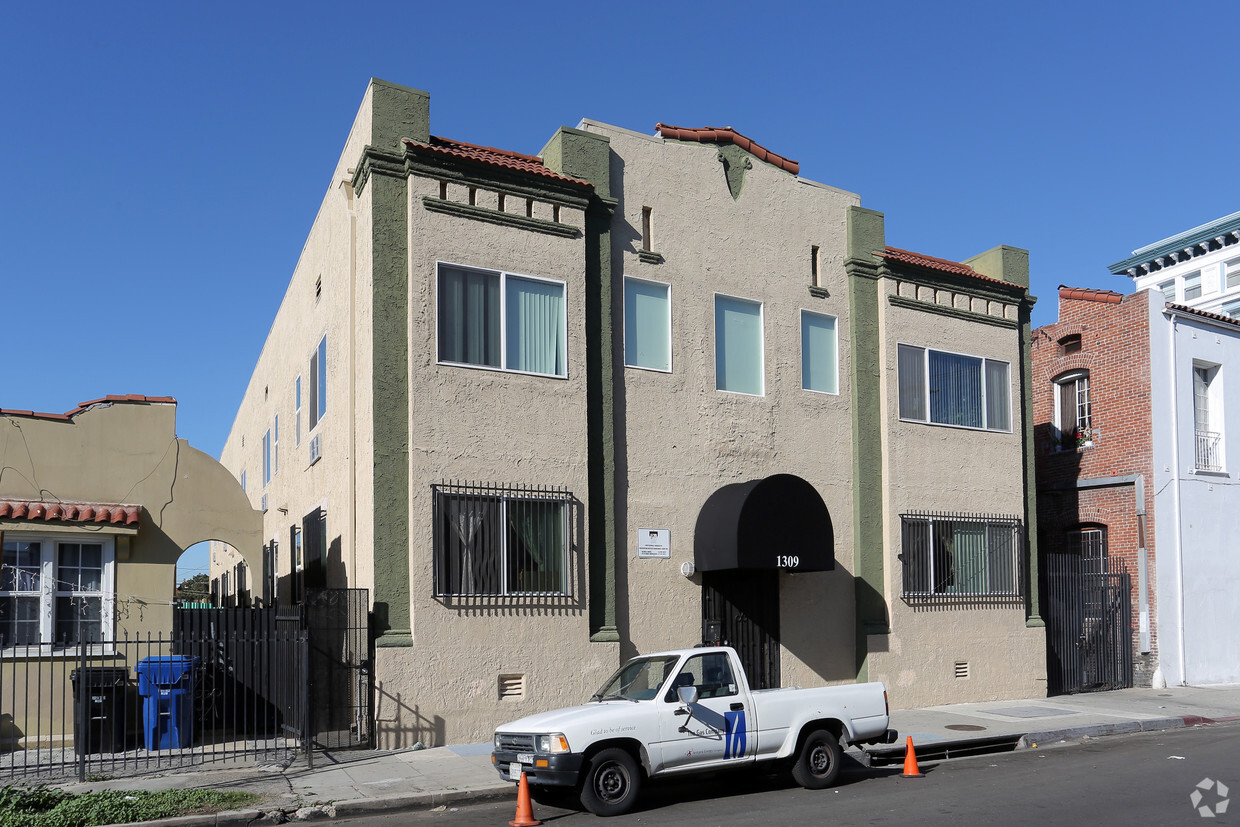 Primary Photo - Second Avenue Apartments