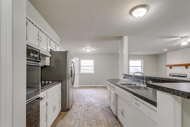 Building Photo - 809 Willow Run