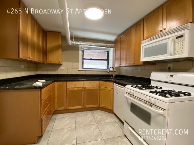 Building Photo - 4265 N Broadway
