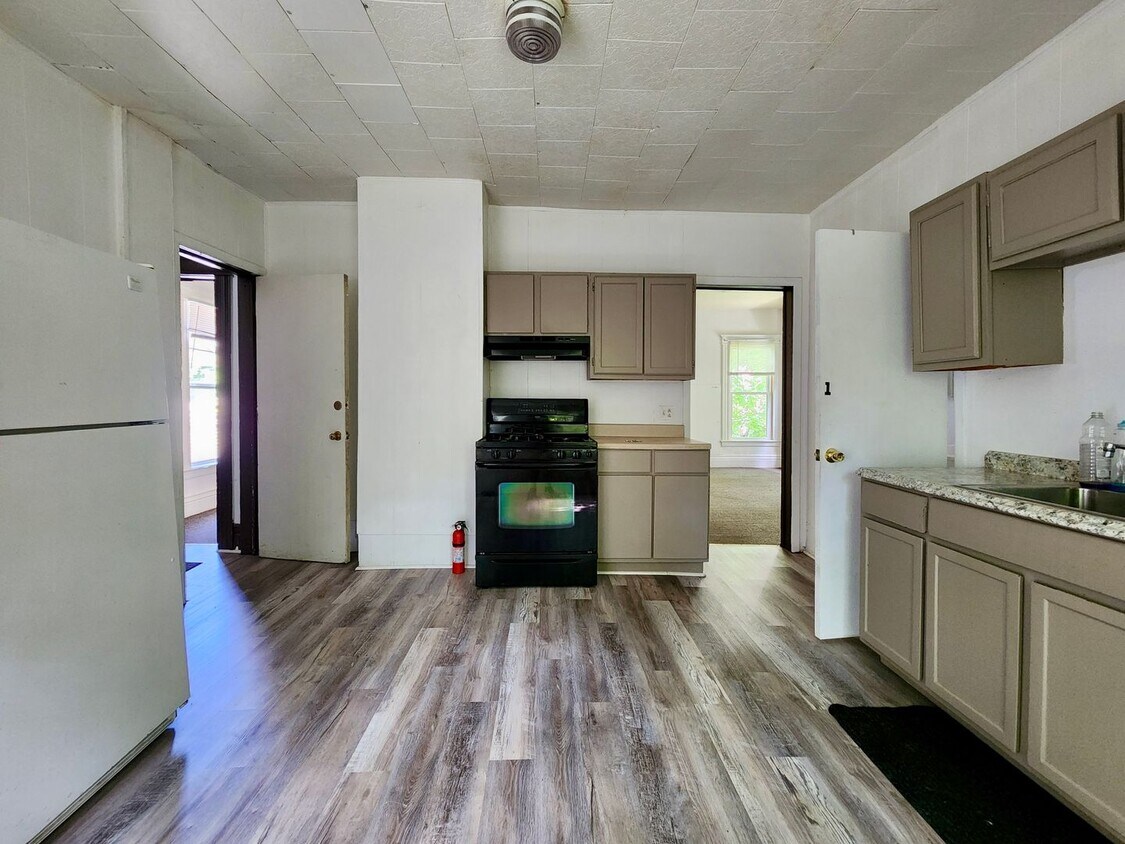Foto principal - 5 Bedroom 2 Full Bath Houses | Front Porch...