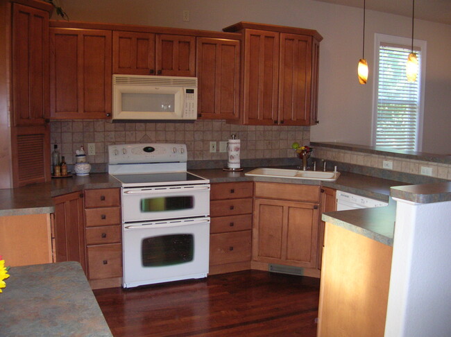 Kitchen - 1231 W Grand Ave