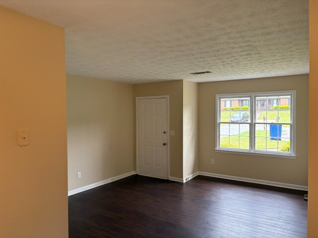 Foto del edificio - 525 Charleston Ln