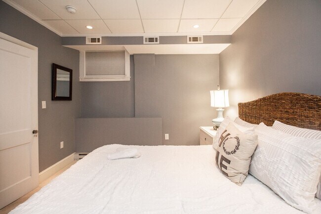 Building Photo - Everything included Beacon St 1 bed