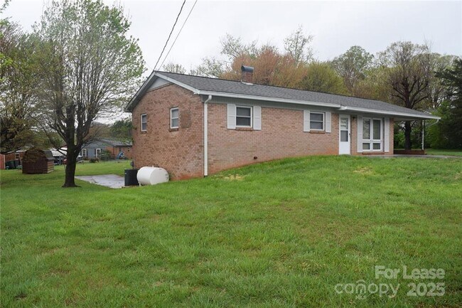 Foto del edificio - Home for Rent – Charming Mid-Century Brick...