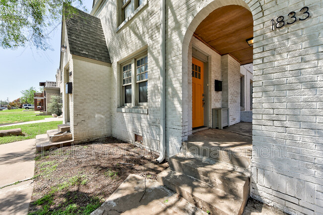 Building Photo - 1833 N Gatewood Ave