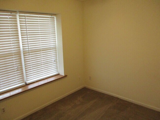 Foto del edificio - 1725-1727-1727 Louise Cir