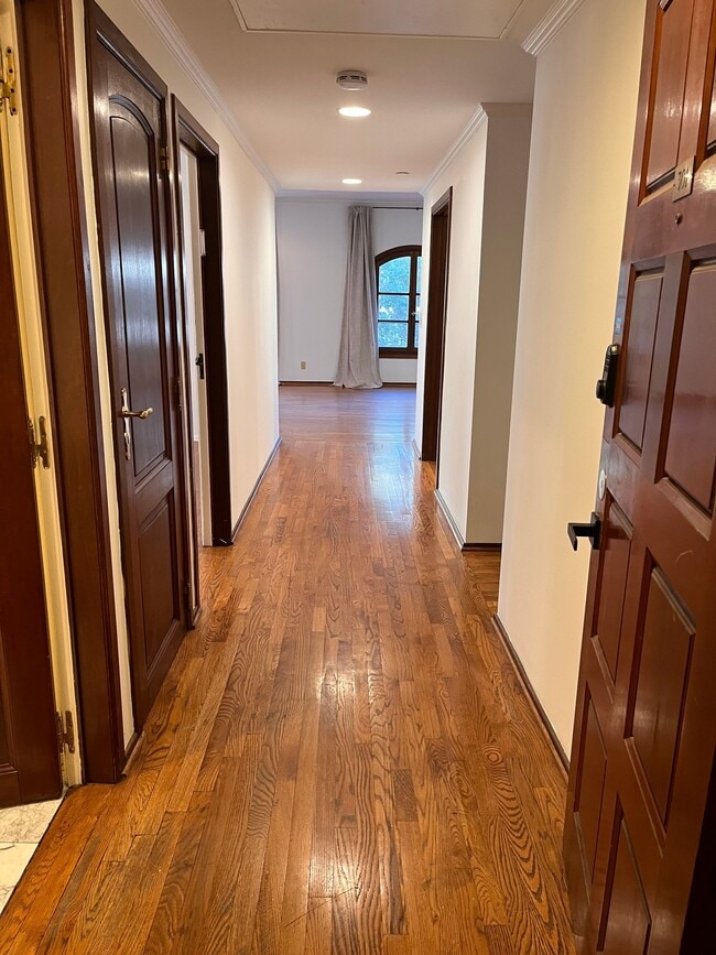 Photo - 325 S Swall Dr Apartment