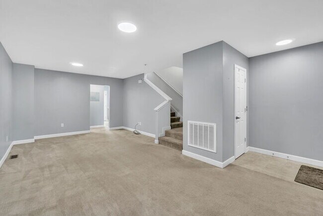 Building Photo - 17 Provence St- 2 bed/1.5 bath townhome fo...