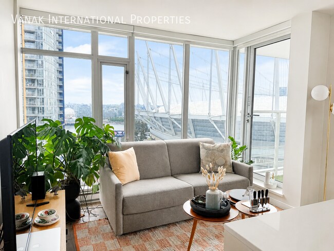 Building Photo - Bright 1 Bed + Den + Solarium | Pool, Gym & Rooftop Patio