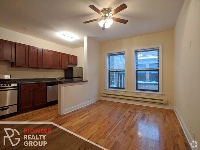 Building Photo - 813 W Cornelia Ave