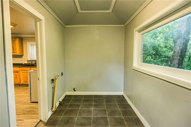 Building Photo - 109 E 3rd St