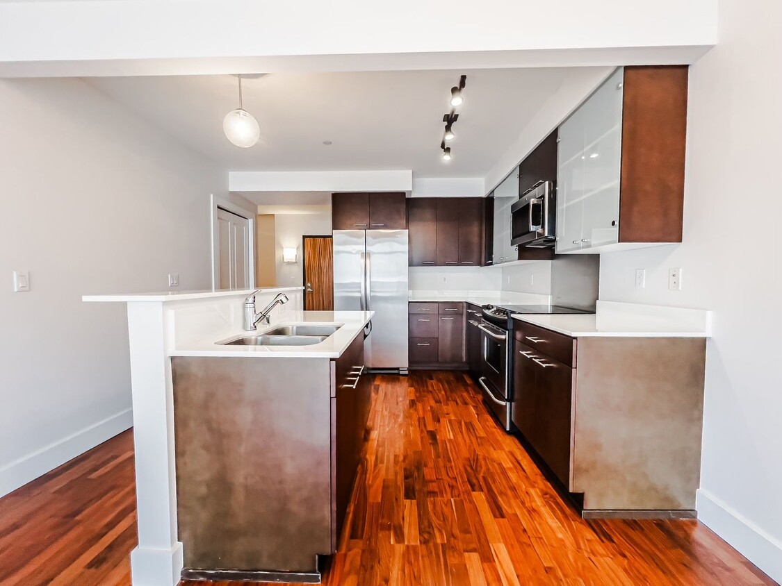 Foto principal - 1 Bedroom W/Den 1.5 Bath Condo with Space ...