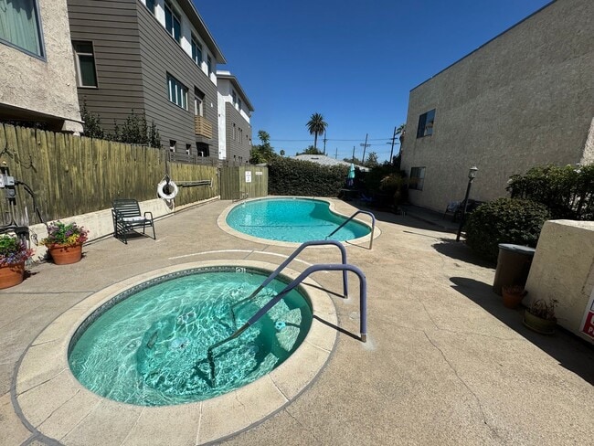 Building Photo - Beautifully Updated 2 Bed, 2 Bath Condo in...
