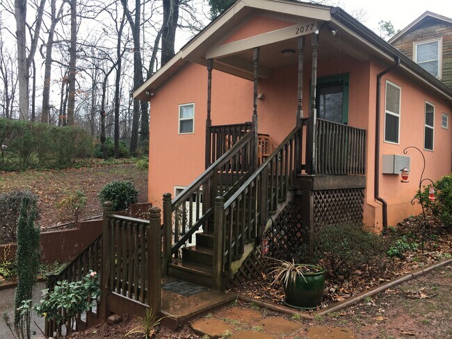 Escalones delanteros y entrada - 2077 Davie Ave