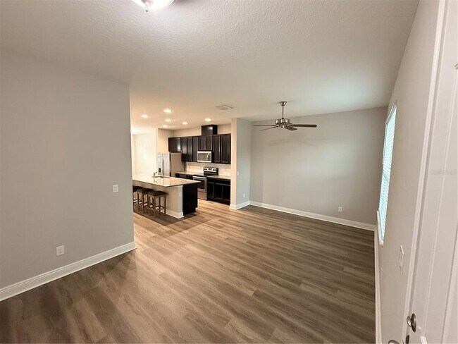 Foto del edificio - 15465 Honeybell Dr
