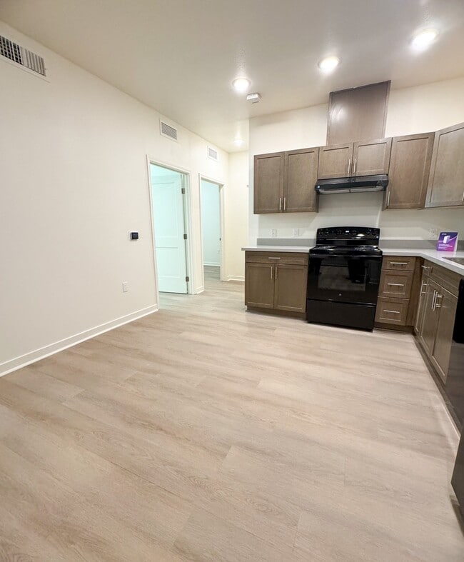 Building Photo - Alexander Valley Apartments