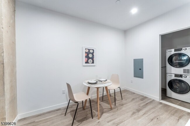 Foto del edificio - 10 Commerce Ct