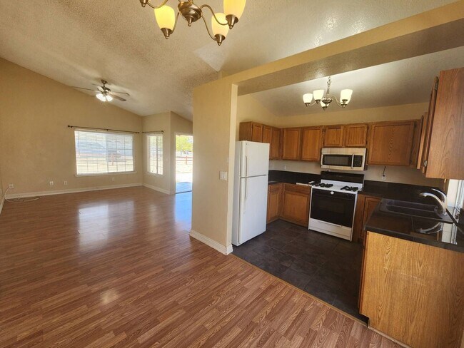 Foto del edificio - Two Bedroom Home with Two Car Garage