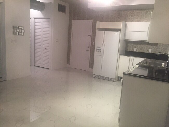 Foto del edificio - 690 SW 1st Ave