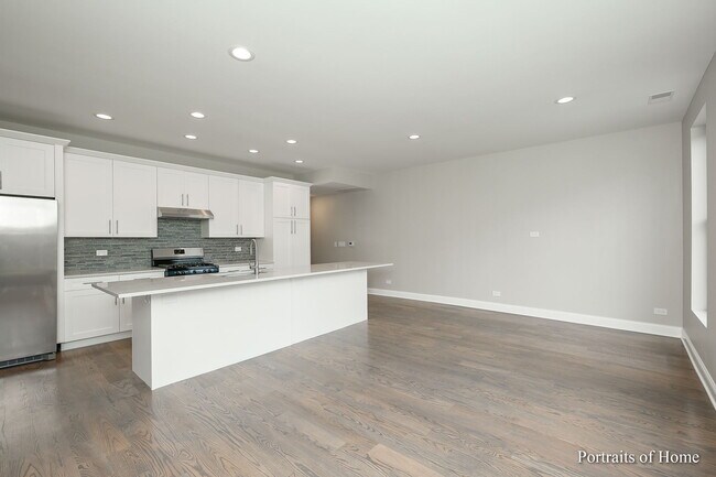 Living Room - 4103 N Lincoln Ave