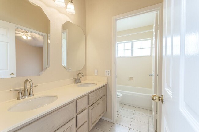 Building Photo - Spacious and Bright Oceanside Home for Rent