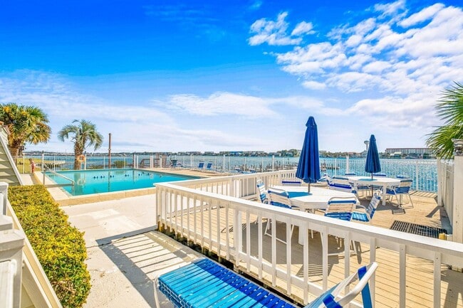 Foto del edificio - Beautifully remodeled 2 bedroom condo at w...