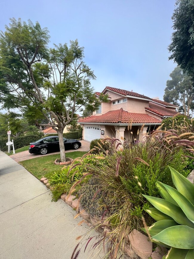 Building Photo - West Ventura - Gorgeous updated three bedr...