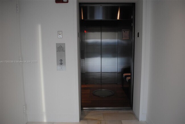 Building Photo - 2627 S Bayshore Dr